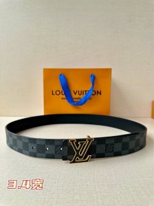 3.4宽 Lv 双面腰带以原版皮革塑造摩登设计，可为商务或休闲造型注入典雅魅力。三色搭扣援引品牌经典行李箱元素 皮革 金属件