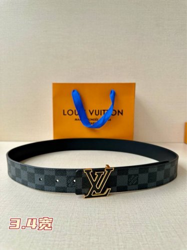 3.4宽 Lv 双面腰带以原版皮革塑造摩登设计，可为商务或休闲造型注入典雅魅力。三色搭扣援引品牌经典行李箱元素 皮革 金属件