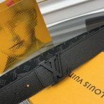 驴牌男士新款腰帶 寬度4Cm 訂製帆布面料飾有全新的圖案效果 颜色纯正 衬托進口小牛皮配色底 搭配精緻的字母搭扣 手感极佳 搭配專櫃最新原版禮品盒