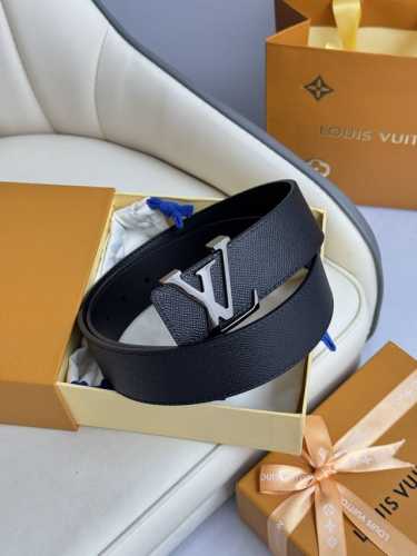 特 Lv 奢华款现代 饰以雅致大方的标志性 柔软结实的皮带 可搭配从礼服到休闲装各种服饰 宽度4.0Cm