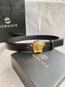 宽度4.0Cm Versace 范思哲 此款山羊皮腰带的搭扣饰有品牌标志性的金 银色闪光Virtus五金配件。