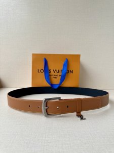 3.4宽 Everyday Pin 腰带为光滑皮革融入路易威登铭纹黄铜搭扣，再将精巧 Lv Initiales 装饰悬挂于束带圈之下。醒目缝线聚合视觉焦点，可轻