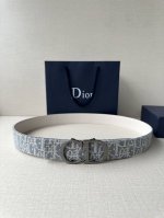 宽度3.5Cm Dior 受到标志性的同名手袋的启发 Montaigne腰带提供可翻转的版本 这要归功于其旋转机制 一侧采用天然光滑的小牛皮制成