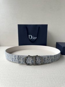 宽度3.5Cm Dior 受到标志性的同名手袋的启发 Montaigne腰带提供可翻转的版本 这要归功于其旋转机制 一侧采用天然光滑的小牛皮制成