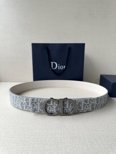 宽度3.5Cm Dior 受到标志性的同名手袋的启发 Montaigne腰带提供可翻转的版本 这要归功于其旋转机制 一侧采用天然光滑的小牛皮制成