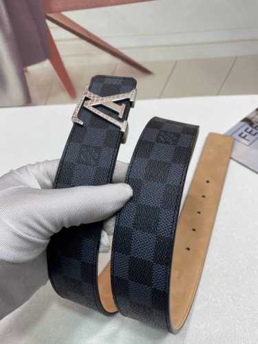 Lv：男士腰带 原单面料,內衬头层牛皮磨砂底，搭配原单扣.带扣和牛仔装相得益彰，彰显一派休闲气息.专柜宽度4.0 配全套包装礼盒