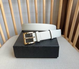 Prada 普拉达 专柜最新款 这款皮革腰带的尖部饰以标志性的涂珐琅金属三角形徽标 此徽标由mario Prada设计而来 1913年初次亮相于品牌的旅行箱 男