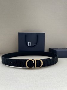 特 宽度3.5Cm 这款 35 毫米双面腰带结合典雅气质与摩登风范。双面设计，一面采用Oblique 印花，另一面采用黑色粒面牛皮革。可搭配各式 35 毫米腰带