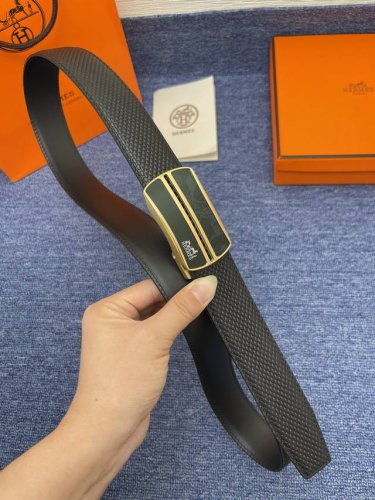 品牌爱玛仕 No.550 描述经典系列新品腰带，采用小牛皮材质，完美搭配手工车线，经典配色，可搭配商务西装或更为休闲的造型。腰带为法国尺寸，请在购买前参阅腰带尺