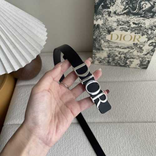 Dior新款腰带采用光滑牛皮材质精心制作 搭配富有光泽的金属Dior腰带扣提升格调 突显腰部曲线 彰显优雅气质 可与牛仔裤 半身裙或连衣裙轻松搭配