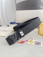 品名： Lv..路易..威登腰带皮带原单 型号：挂扣，经典纯钢材质字母挂扣，头层牛皮，图片实物拍摄 材料：头层牛皮，挂扣系列，纯钢材质扣头，钯镀电镀工艺永不掉色