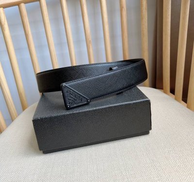 Prada 普拉达 专柜最新款 这款腰带饰有一枚三角形金属徽标 宛若点睛之笔 勾勒精致细节 是Prada男士成衣系列的理想配饰 宽4.0