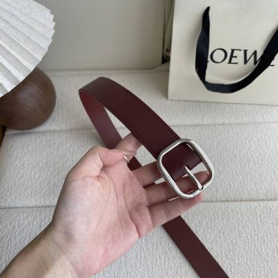 特 Loewe新款植鞣牛皮革柔软腰带，皮革经过处理，会自然老化并随着时间展现岁月光泽。圆形搭扣，3.2Cm宽，五孔调节，镌刻Loewe标志。颜色：深棕色 银扣