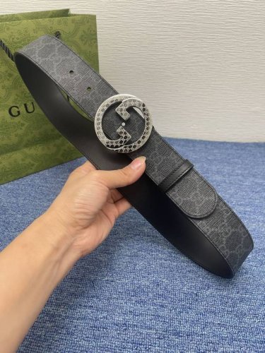 品牌 古驰 Gucci 描述 采用高级Gucci Signature真皮精制而成，触感厚实，饰以双G商标带扣。腰带为意大利尺寸，请在购买前参阅腰带尺寸指南. 原