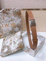 Dior Miss Dior Graffiti 图案腰带 25毫米光滑牛皮 金色饰面 Miss Dior Grafiti 图案腰带扣 内侧饰以 Christia