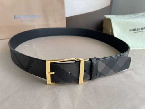 Burberry博柏利品牌始终秉承传统精髓，彰显卓尔不凡的匠制工艺，优雅率性的英伦设计与锐意革新的时尚理念。3.5Cm
