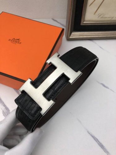 爱玛仕：原单头层小牛皮烫印花纹，内衬平纹牛皮底，营造织纹外观。饰以标志原单扣。专柜宽度4.0