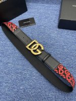 品牌Dg No.550 描述这款腰带配以水牛皮衬里，覆以Monogram 牛皮。展现细腻的品牌特质。 板扣；4．0宽 Monogram牛皮；意大利双面头层牛皮