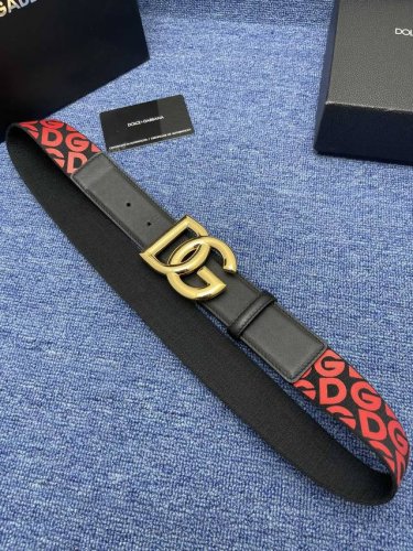 品牌Dg No.550 描述这款腰带配以水牛皮衬里，覆以Monogram 牛皮。展现细腻的品牌特质。 板扣；4．0宽 Monogram牛皮；意大利双面头层牛皮