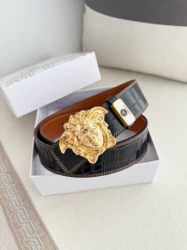 品名：Versace.范思哲原单腰带 皮带 型号：挂扣，经典人头纯钢材质扣头，头层牛皮，图片实物拍摄 材料：百分百头层牛皮，保证真皮。24K纯钢扣双面可用专柜同
