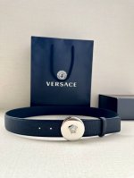 宽度4.0Cm 范思哲 此款平纹皮底 腰带饰有标志性的Versace美杜莎头像扣，彰显品牌格调。是一款精美的衣橱必备单品。