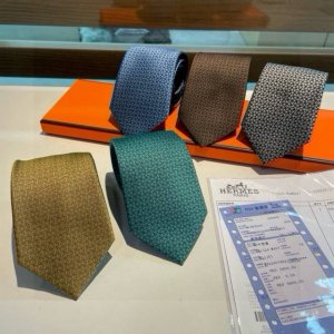男士新款领带系列 H马衔扣印花领带 ，稀有H家每年都有一千条不同印花的领带面世，从最初的多以几何图案表现骑术活动为主，到如今的款式则丰富得多，以活泼的动物或日常