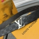 Lv Check 双面腰带以 Damier Infini 压纹皮革和深邃 Damier 帆布演绎两式风尚，再令 Marque L.Vuitton Déposée