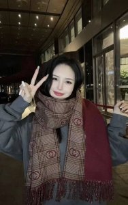 Gucci酒红格纹羊毛围巾，采用羊绒羊毛混纺，柔软细腻，保暖性超赞英伦格纹设计，棕拼酒红底色，复古又洋气，秋冬搭配大衣或毛衣都很出彩计。尺寸适中，既能做围巾也能