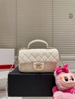 七夕礼盒 配挂件 Chanel 22B金属手柄Minicf 新款金属手柄 Cf Mini 真香，金属双C Logo 经典万年③ 金这季手柄跟以往也不一样了，金属