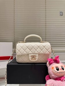七夕礼盒 配挂件 Chanel 22B金属手柄Minicf 新款金属手柄 Cf Mini 真香，金属双C Logo 经典万年③ 金这季手柄跟以往也不一样了，金属