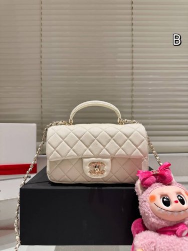 七夕礼盒 配挂件 Chanel 22B金属手柄Minicf 新款金属手柄 Cf Mini 真香，金属双C Logo 经典万年③ 金这季手柄跟以往也不一样了，金属