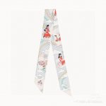 穿荷葉裙的女孩 爱马仕Hermes“ Carres Volants” Twilly小丝巾 Twilly小丝巾 100%桑蚕丝 这款小巧的真丝配饰佩戴方式千变万化