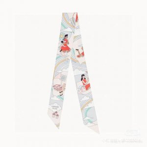 穿荷葉裙的女孩 爱马仕Hermes“ Carres Volants” Twilly小丝巾 Twilly小丝巾 100%桑蚕丝 这款小巧的真丝配饰佩戴方式千变万化