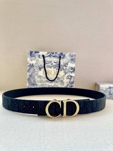 特 宽度3.5 Cm Dior 迪奥两面腰带款式迷人多样，采用多种材质精心打造，为各式廓形增添点睛之笔，彰显优雅醒目的气质。向迪奥钟爱的细节艺术致敬，彰显非凡的
