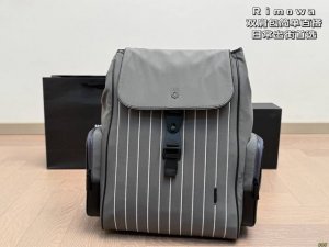 日默瓦Rimowa双肩包 背包千變萬化 但是Rimowa的背包就是和箱子一樣 耐看而不過時 全新來自意大利製造的尼龍質地舒適度和手感再度昇華 性價比更高，適合追