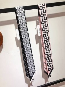 Pcc2361小香束发带！进口真丝面料非常特别的触感 超多用途：领巾、发带、包包配饰、腰带.....等等等等，超好驾驭 夏季配衣服 冬季配包包 顶级真丝光泽感超
