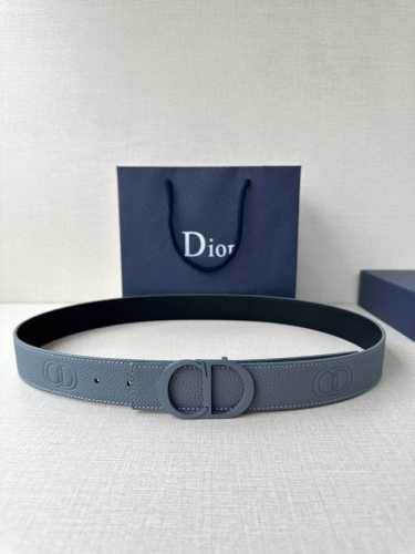 宽度3.5Cm Dior 这款腰带扣采用灰色 哑光涂漆饰面不锈钢精心制作，展示Cd Icon 标志。可与各式35毫米腰带搭配，提升格调，打造优雅精致的造型。