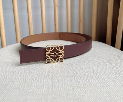 特 LOEWE 罗意威 专柜最新同款腰带 宽：2.8cm 选用光滑牛皮革双面腰带 配有Anagram针扣五孔调节 卓越的工艺 个性的造型 精美的材质