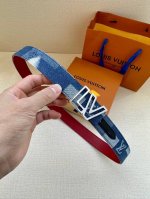 本款 Lv Initiales 30 毫米双面腰带拥有 Damier 帆布和粉彩色调两式风尚，以金属 Lv Initiales 搭扣注入经典底蕴。