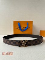 3.4宽 Lv 双面腰带以原版皮革塑造摩登设计，可为商务或休闲造型注入典雅魅力。三色搭扣援引品牌经典行李箱元素 皮革 金属件