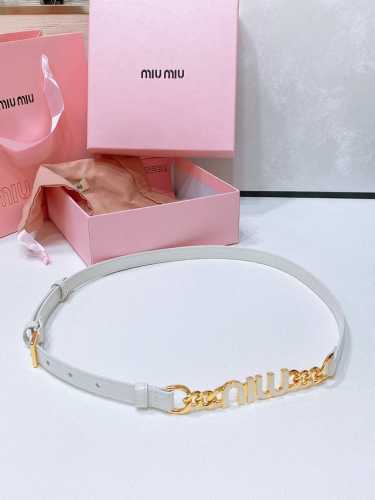 Miumiu 最新女士腰带 款软羊革腰带设计简约而优雅。金属搭扣饰以miu Miu徽标，树脂黑 与白 Logo 品牌格调一览无余。 宽度：1.5Cm