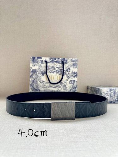 宽度4.0Cm Dior 这款 40 毫米双面腰带结合典雅气质与摩登风范。双面设计，一面采用海军蓝色 Cd Diamond 图案帆布 ，另一面采用同色调光滑牛皮