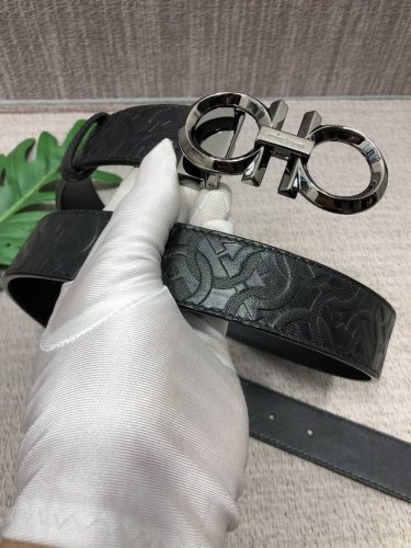 配全套包装礼盒 菲拉格慕：原单头层牛皮压花带身，内衬头层小牛皮底，配全套包装 支持Nfc扫描！五金可随意搭配，可双用可裁剪，原产皮料定制，专柜宽度3.5Cm