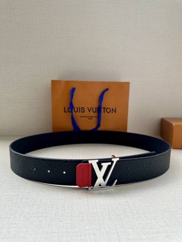 Lv4.0宽 Shadow 腰带拥有 Monogram Shadow 皮革的经典风尚和素面皮革的内敛格调 再为 Lv 新款扣头 以摩登笔触焕新男士衣橱