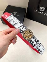 宽度4.0Cm Versace此款个性皮带由皮革制成，饰有Royal Rebellion印花，配有标志性Medusa五金配件搭扣