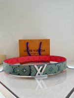 特 本款 4.0宽 Lv Initials 双面腰带展现经典Monogram 帆布的缤纷演绎，以 Lv 字母搭扣彰显瞩目风范，可为经典或休闲造型注入摩登新意