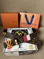 品名：Lv..路易..威登原单 材质：原单牛皮腰带 百分百头层牛皮腰带保证真皮，24K纯钢扣，专柜原单品质、做工精细，时尚大牌，送人自用首选 包装： 请认准如图