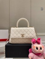 七夕礼盒 配挂件 Chanel 香奈儿 Coco Handle ，一你们期待已久的香奈儿 Coco Handle小号到货啦！这款包包一经推出就备受时尚圈青睞，不