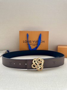 4.0宽Lv Dynasty 双面腰带亮相于 Pharrell Williams 男装初秀，以素雅皮革展现两式风尚，尽显品牌精湛匠艺。崭新 Lv Dynasty