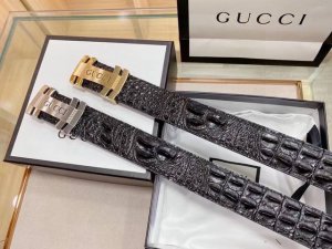古奇 鳄鱼采用进口牛皮压制鳄鱼骨带身。 整条不拼接 纹路清晰 强韧紧密 跟真鳄鱼皮可对比 成功男士的标配 搭配高档精钢扣，宽度3.8厘米 牛逼格 送礼自用首选。